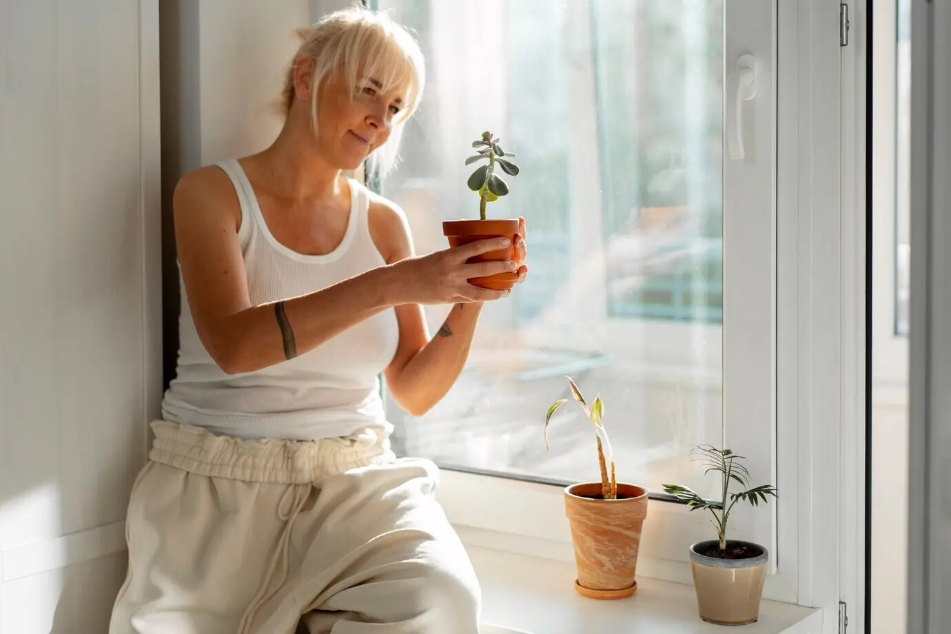 Снимок средним планом: женщина отдыхает дома.